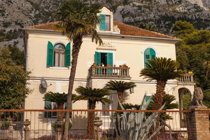 Rénover votre villa côtière en région PACA : redonnez vie à vos espaces grâce à la peinture