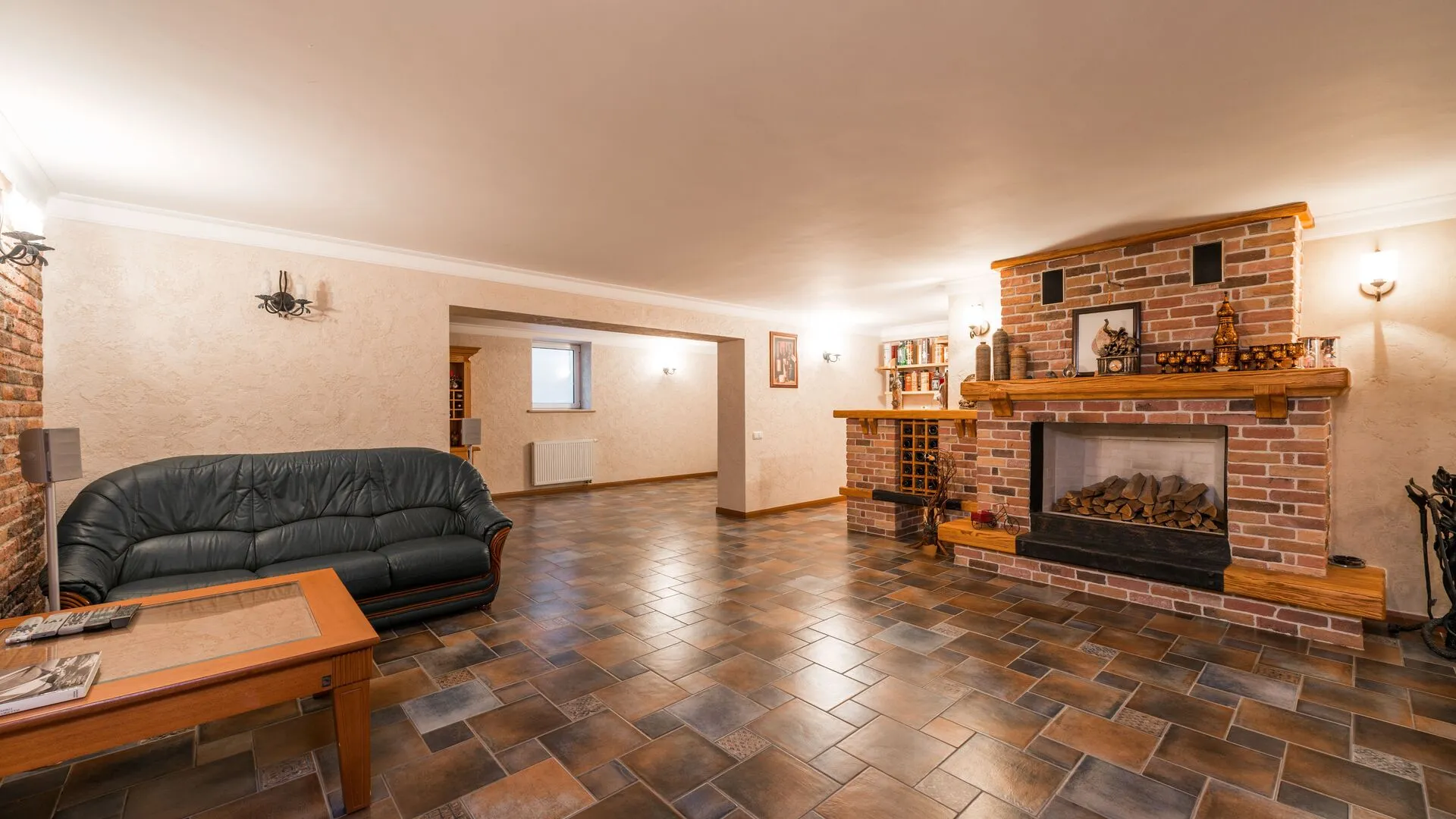 salon avec TV avec un sol carrelé