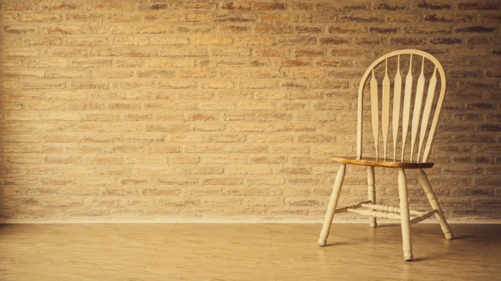 Illustration d'une vielle chaise en bois avec un mur en briques en arrière-plan