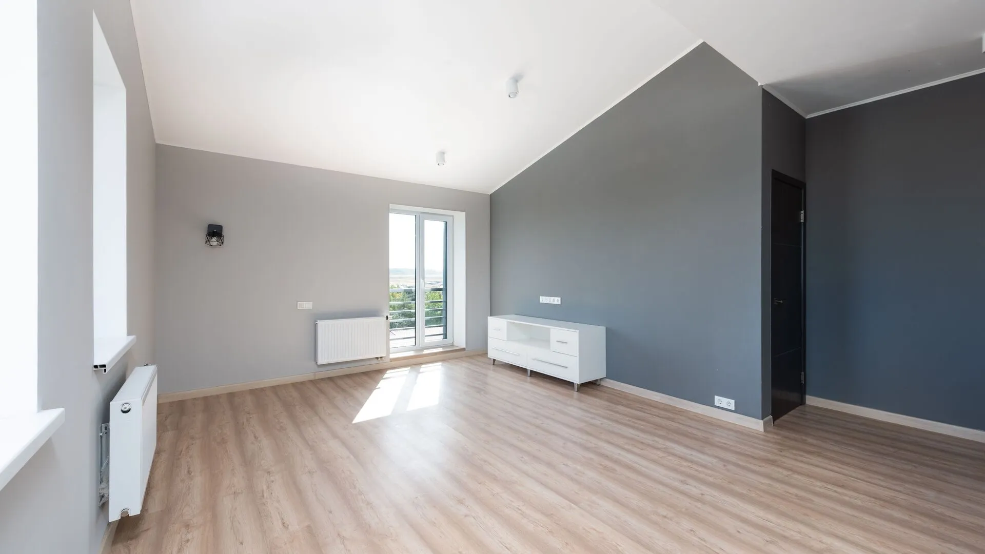 Pièce vide avec parquet et murs peints